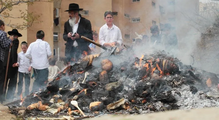 В Израиле массово сжигают хлеб и макароны. Объясняем почему