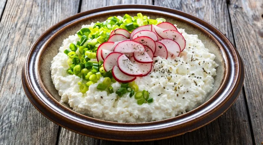 Молочные и кисломолочные продукты смягчают острый вкус редиса