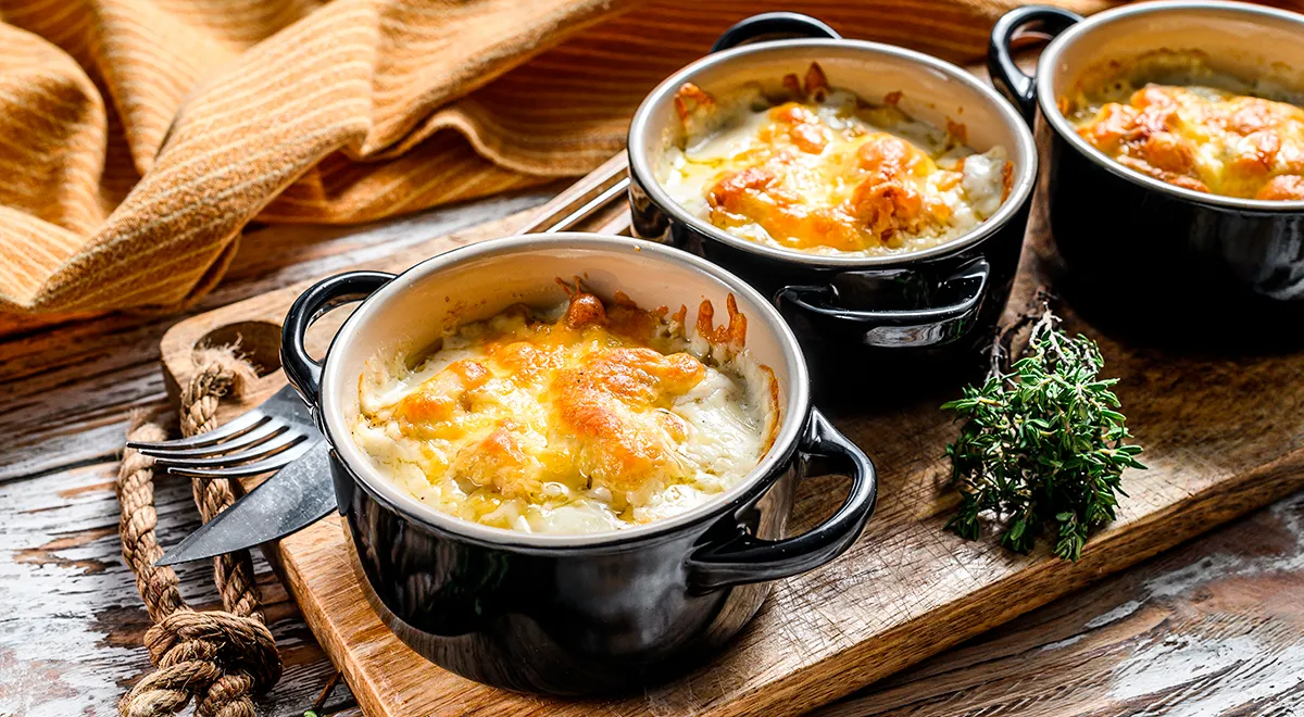 Форель с картофелем и овощами в горшочке