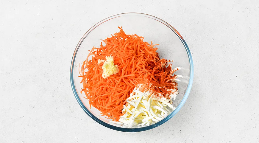 Салат с морковью, плавленым сыром и чесноком