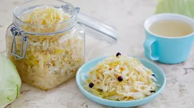 Полезен ли сок квашеной капусты: в чем его сила, кому помогает и когда может навредить