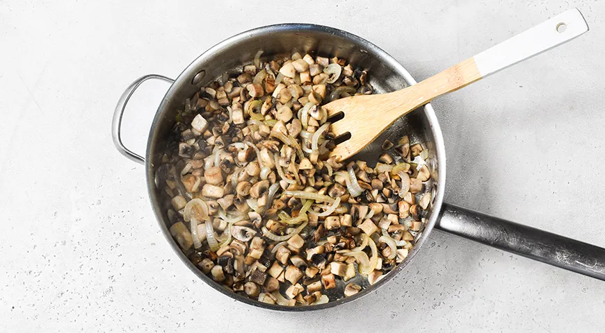 Гуляш из говядины с грибами