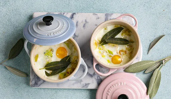 Яйца  с луком-пореем и шалфеем в горшочках