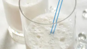 Молочный коктейль с мороженым в блендере «Из детства»