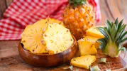 Ученые объяснили, почему ананас раздражает кожу и губы, и рассказали, как его есть, чтобы этого избежать