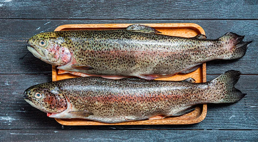 Свежая радужная форель пахнет приятно, с легкими морскими или озерными нотками
