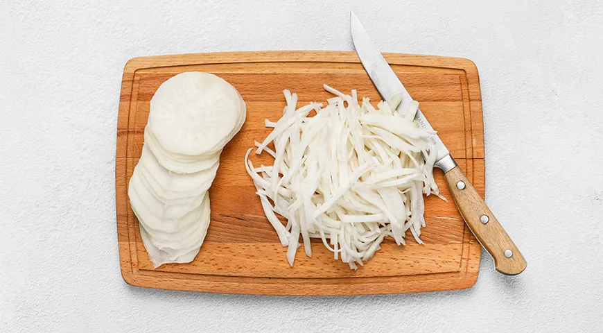 Корейский острый салат из редьки дайкон