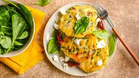 Оладьи на минеральной воде со шпинатом и фетой