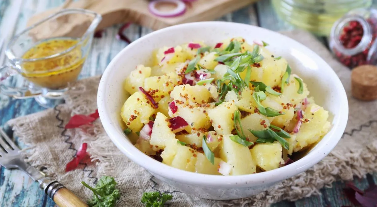 Приготовленную кусочками картошку можно подать на гарнир или добавить в салат