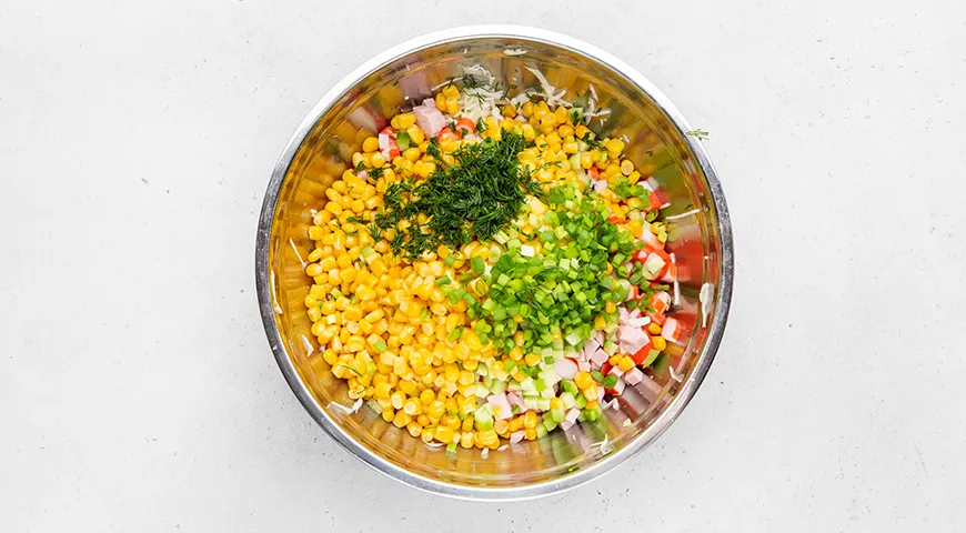 Салат с капустой, крабовыми палочками и колбасой