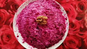 Салат из свеклы с черносливом и грецким орехом