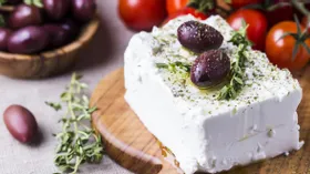 Что приготовить с сыром фета и почему нельзя есть его много