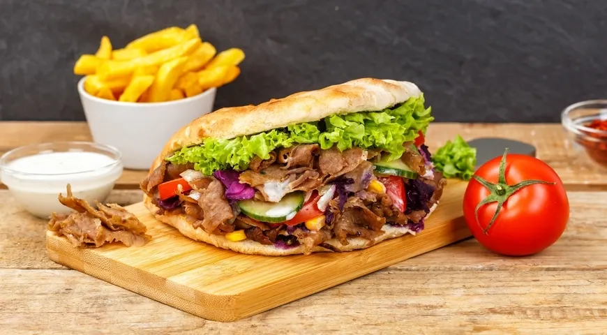 В Европе, особенно в Германии и Франции, прижился донер-кебаб, приготовленный с говядиной и поданный в пите или багете, нередко с картофелем фри