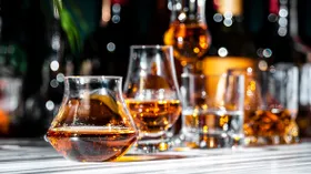 Как правильно пить бренди: полный гид по выбору и подаче с советами от эксперта индустрии