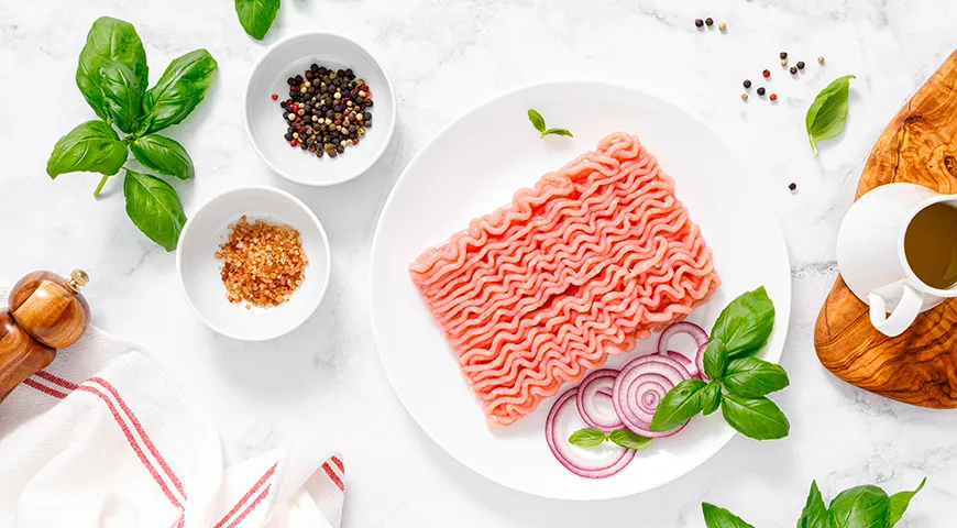 Свежий куриный фарш упругий на ощупь, легко берется ложкой и держит форму