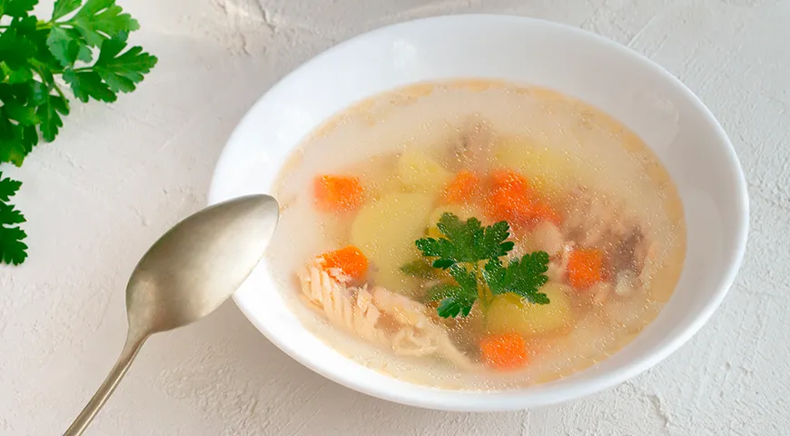 Для идеальной ухи-консомé необходимо добиться кристальной прозрачности и насыщенного вкуса