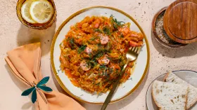 Тушеная капуста с кабачком и сосисками