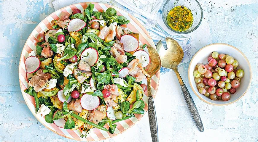 Картофельный салат с копченой скумбрией, редисом, кабачком и крыжовником