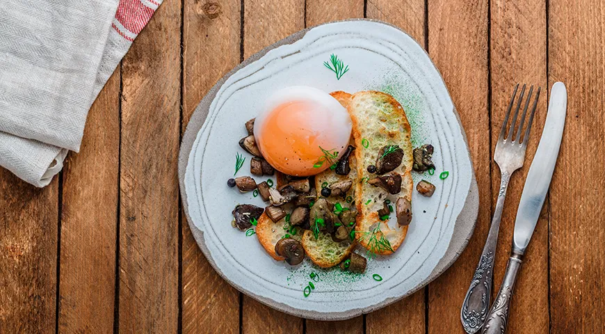 Гусиное яйцо всмятку с лесными грибами и хлебом