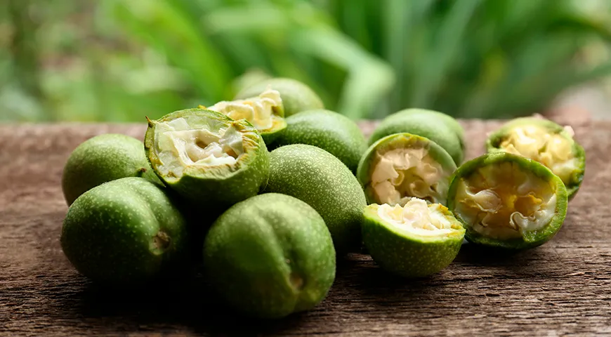 Зеленый грецкий орех — плод с тонкой, легко повреждаемой кожурой, внутри которого вместо твердого ядра находится желеобразная масса, темнеющая на воздухе