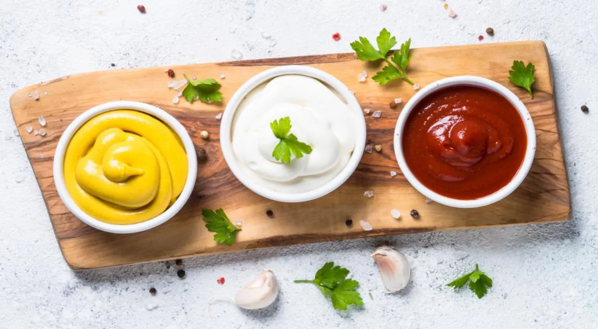 Врач рассказала, кому нельзя есть майонез и кетчуп