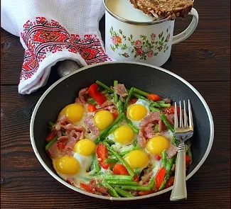 Яичница с перепелиными яйцами, спаржей и беконом