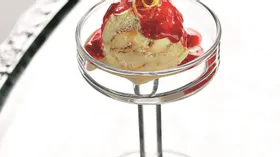 Мороженое крем-брюле с малиновым соусом