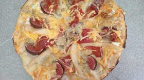Пицца с грушей, инжиром и хамоном