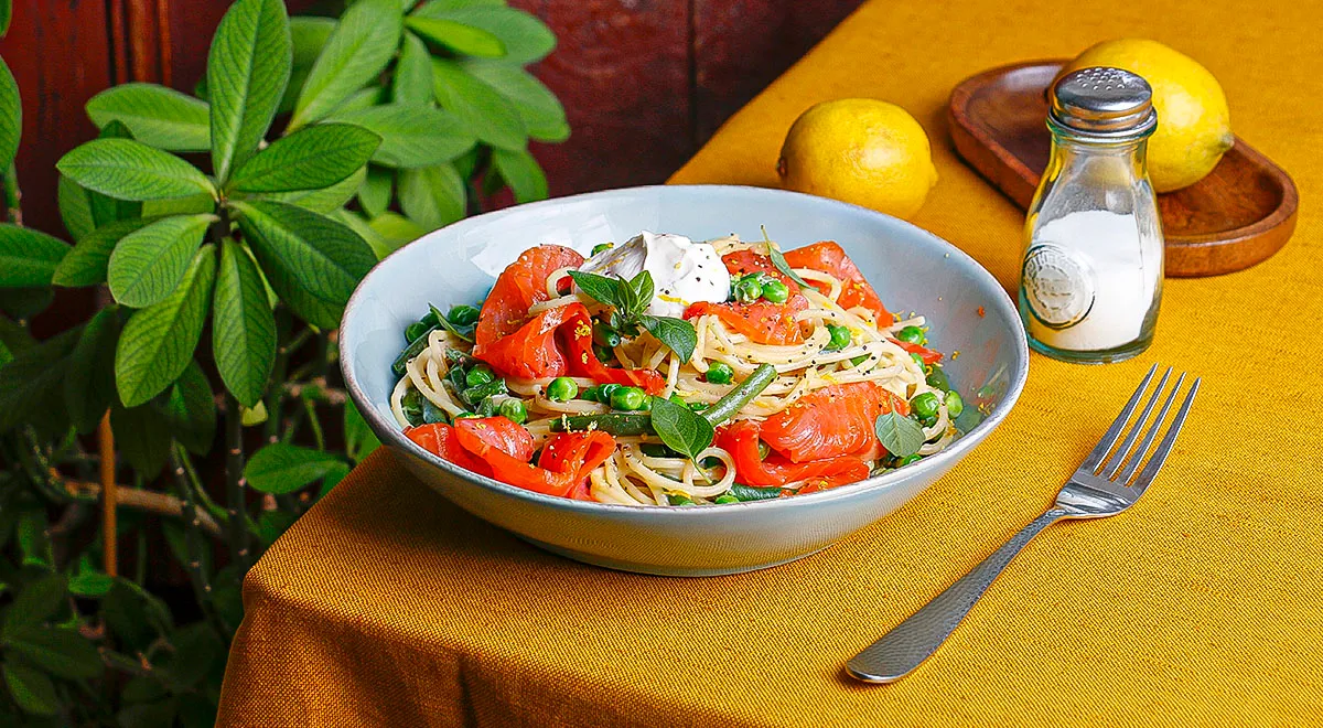 Весенняя паста с копченым лососем