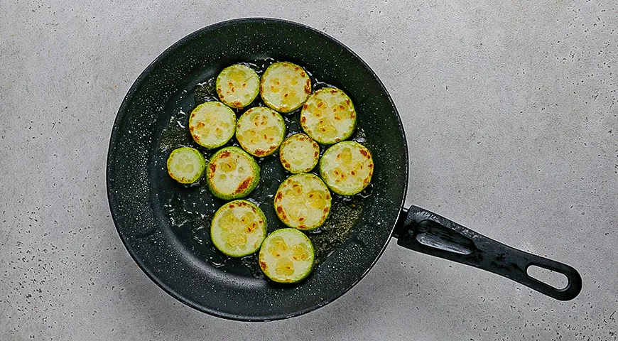 Теплый салат из скумбрии с крыжовником