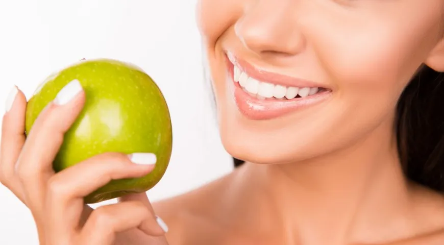 Компоненты яблок используют в косметических средствах для ухода за кожей лица