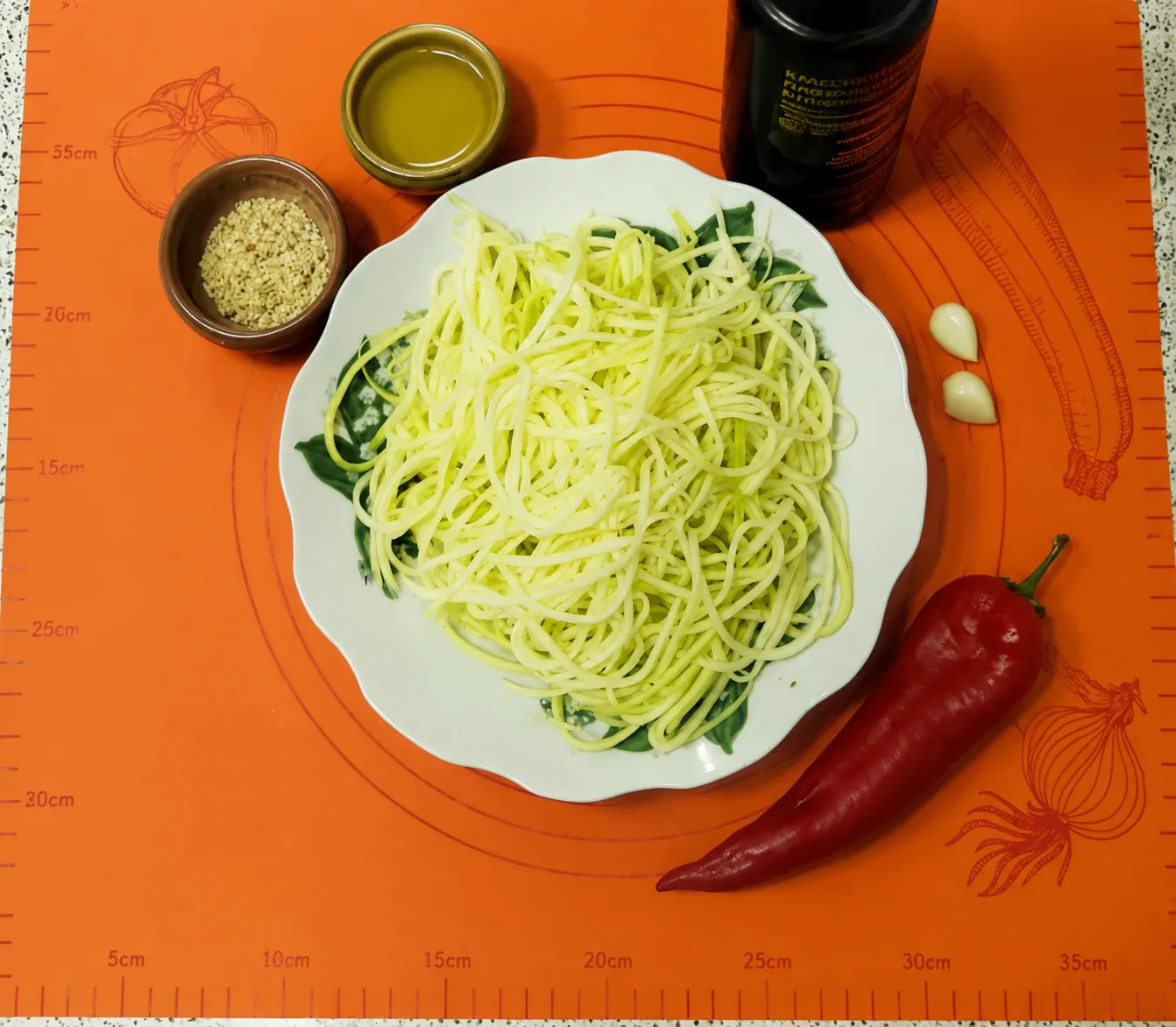Готовим спагетти из кабачка с кунжутом и кетчупом
