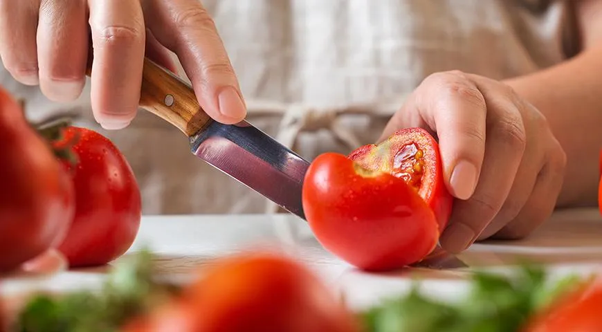 Спасти пересоленый суп можно с помощью помидоров, которые очень хорошо впитывают соль