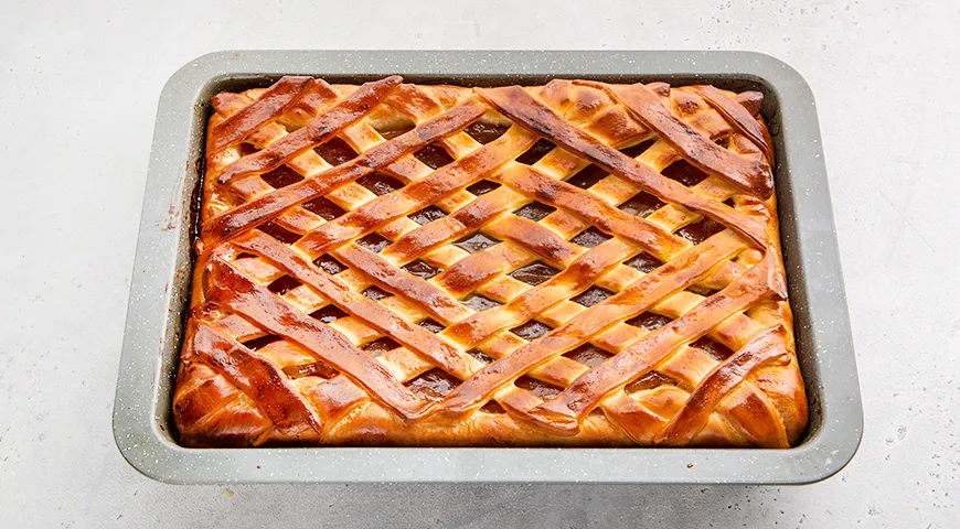 Пирог из дрожжевого теста с повидлом в духовке