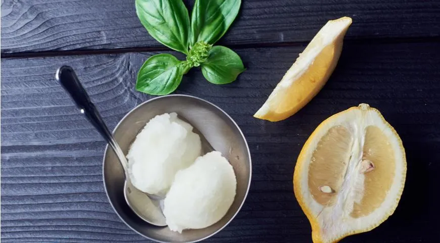 Лимонный сорбет с базиликом готовится всего из четырех ингредиентов