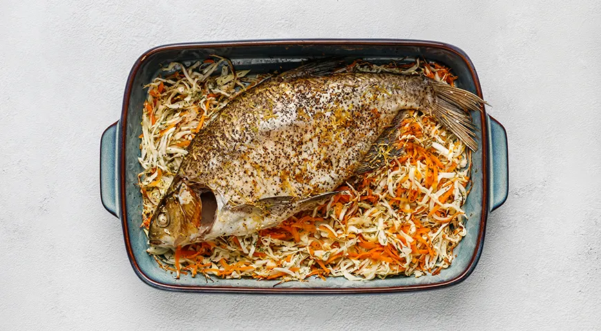Лещ, запеченный с капустой в духовке