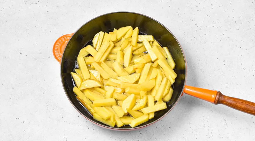 Жареная картошка с беконом и яйцом