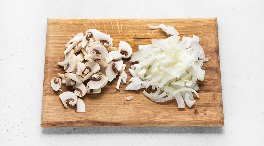 Пельмени со сметаной в горшочке