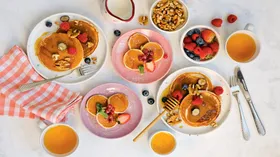 Панкейки с медом, ягодами и орехами