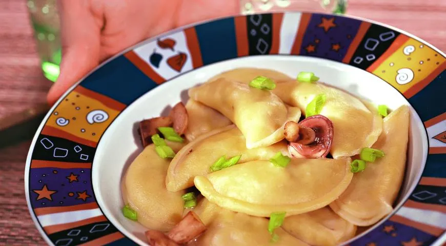 Пельмени с маринованными маслятами