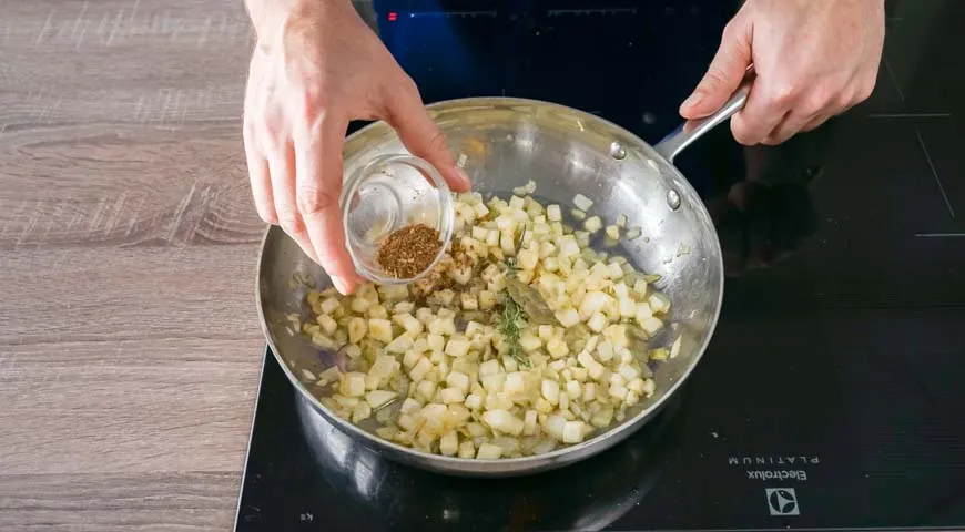 2. Сельдерей нарежьте кубиками, измельчите чеснок, мелко нарежьте лук. В сковороде пассеруйте овощи на сливочном и оливковом масле с лавровым листом и тимьяном на медленном огне, пока они не станут прозрачными и мягкими. Добавьте к овощам смесь пряностей за пару минут до готовности