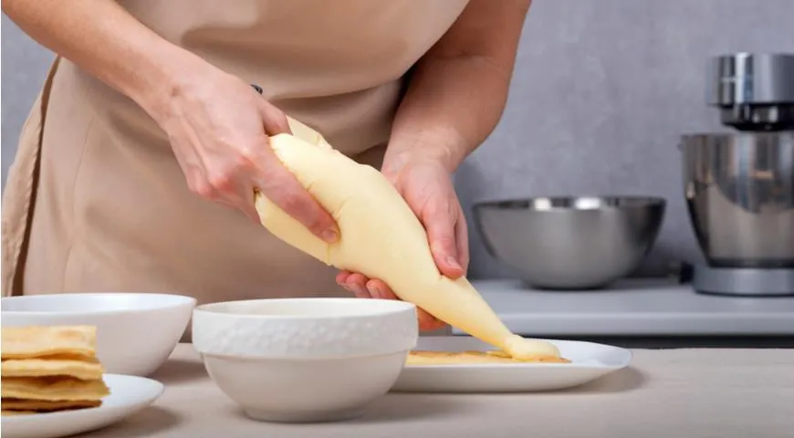 В кулинарном мешке или пакете с зиплоком можно смешивать тесто для оладий