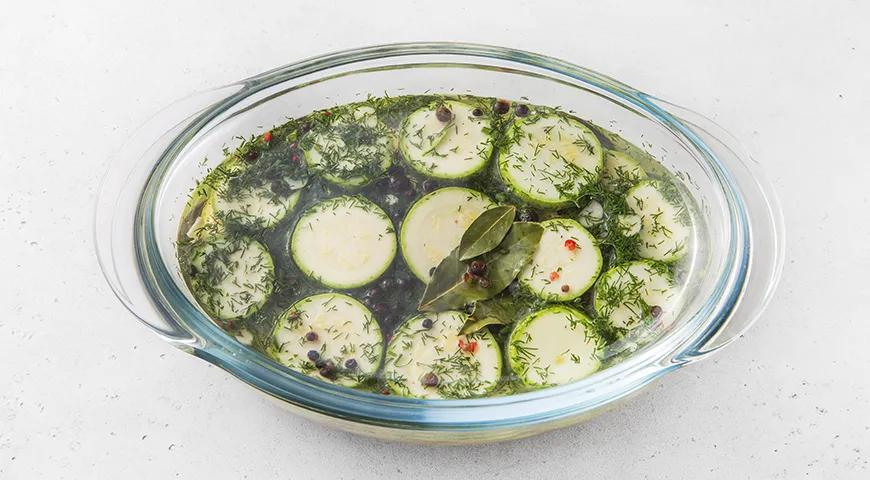 Быстрые маринованные кабачки