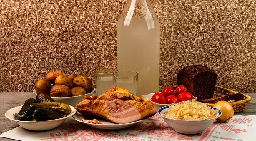 Соленые огурцы, квашеная капуста и подкопченное сало — классические и самые подходящие закуски под самогон