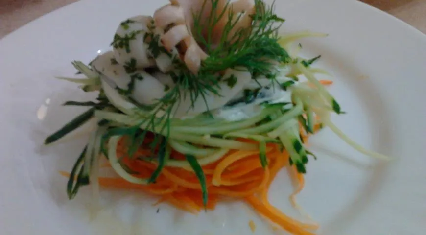 Рецепт слоеного салата с кальмаром и овощами