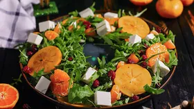 Салат из мандаринов, хурмы и творожного сыра