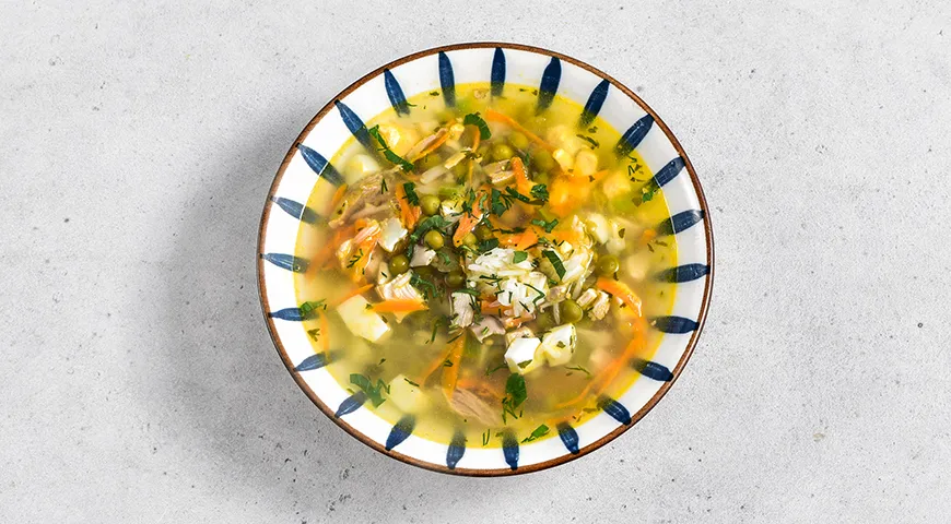 Куриный суп с консервированным горошком и яйцом