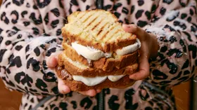 Кекс с маршмеллоу и шоколадом на гриле