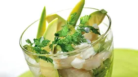 Салат с рыбой и авокадо