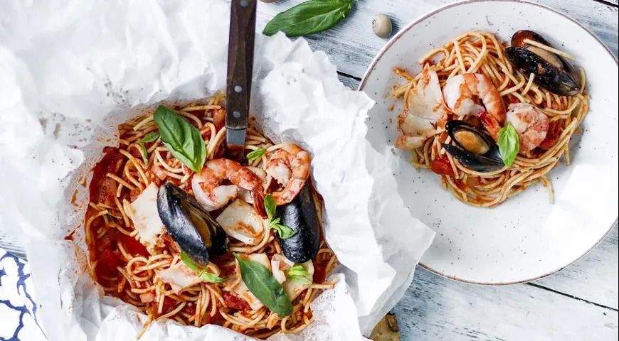 Спагетти с морепродуктами в пергаментном мешочке